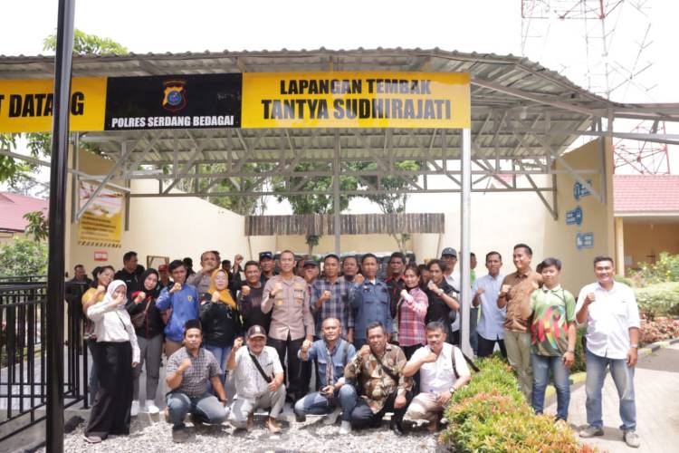 Ngopi Bareng Sambil Ngobrol Santai, Kapolres AKBP Oxy Ajak Wartawan Berkolaborasi dalam Menebar Kebaikan