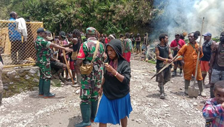 Danramil 1710-04/Tembagapura Hadiri Acara Adat Bakar Batu Di Wilayah Binaan