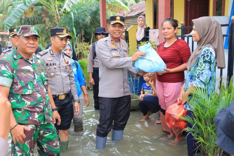 Kapolres Labuhanbatu Bantu Korban Banjir Kampung Jati