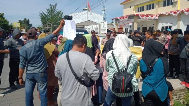 Warga Demo Kades Sialang Muda Terkait Dana Desa
