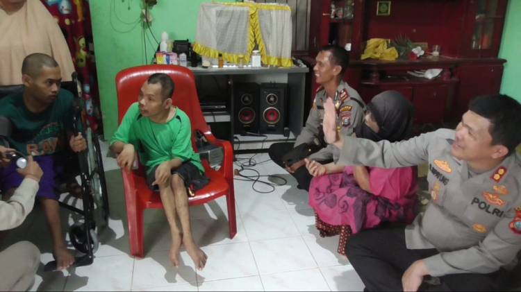 Kapolres Simalungun Kembali Melaksanakan Kunjungan Kasih ke 4 Orang Sekeluarga yang menderita Lumpuh Layu