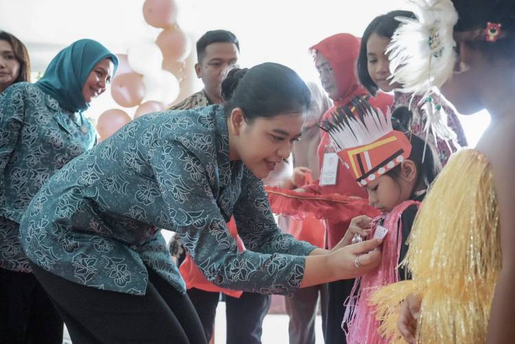 Ketika Kahiyang Ayu Buat Kuis Berhadiah Sepeda untuk Anak-anak"