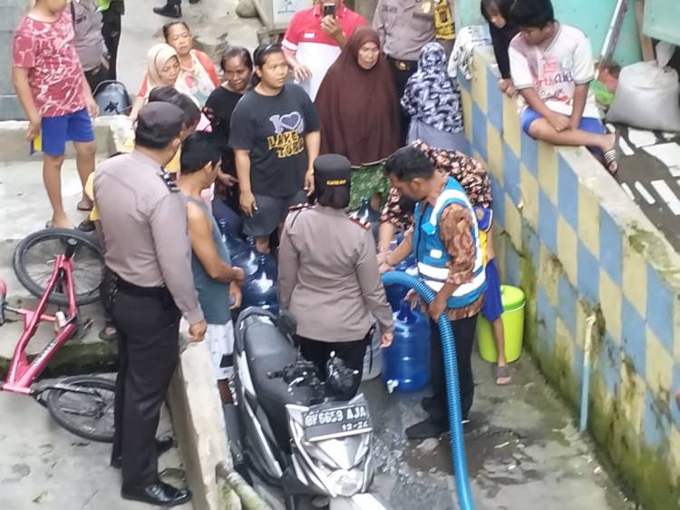 HUT Bayangkara Ke 77 Tahun, Kepolisian Melaksanakan Bakti Sosial Dengan Memberikan Air Bersih