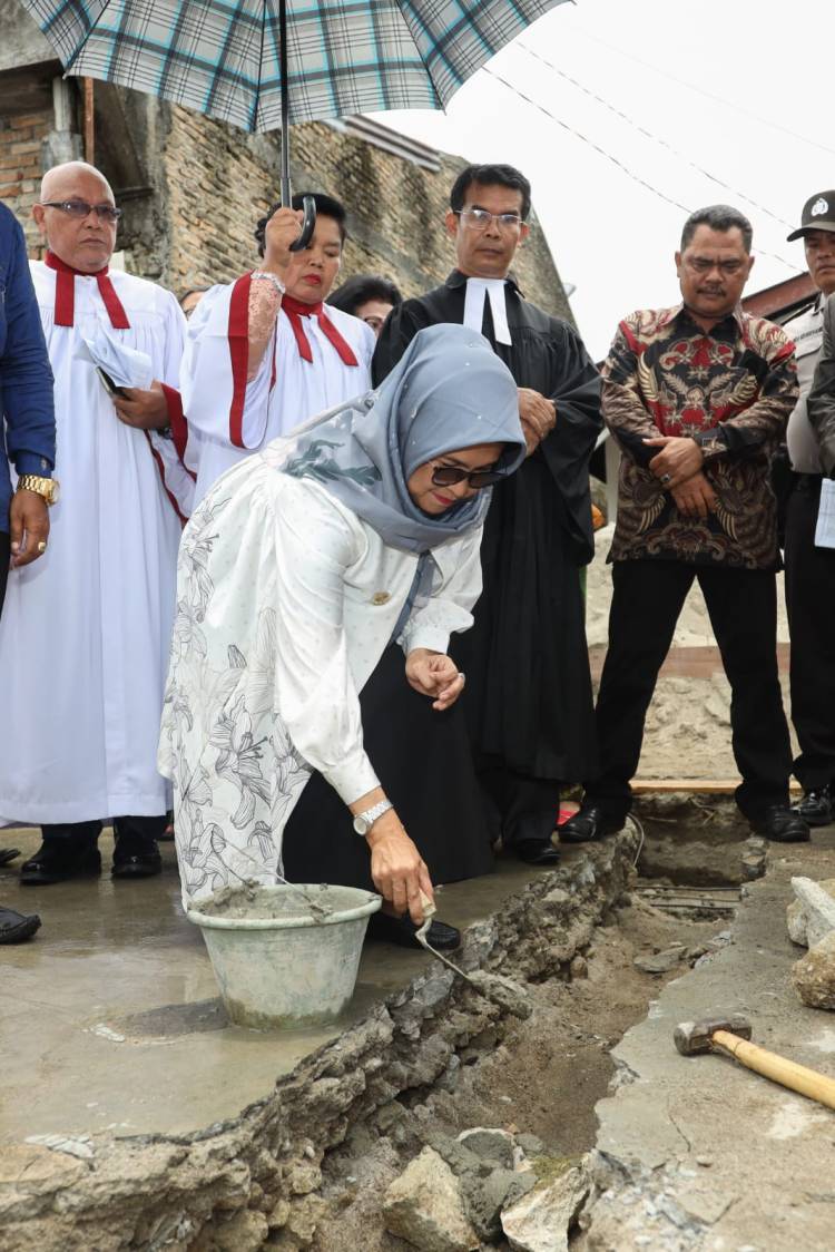 Pembangunan Gedung Gereja HKBP Pardamean Resort Pematang Siantar, Wali Kota Susanti Letakkan Batu Pertama
