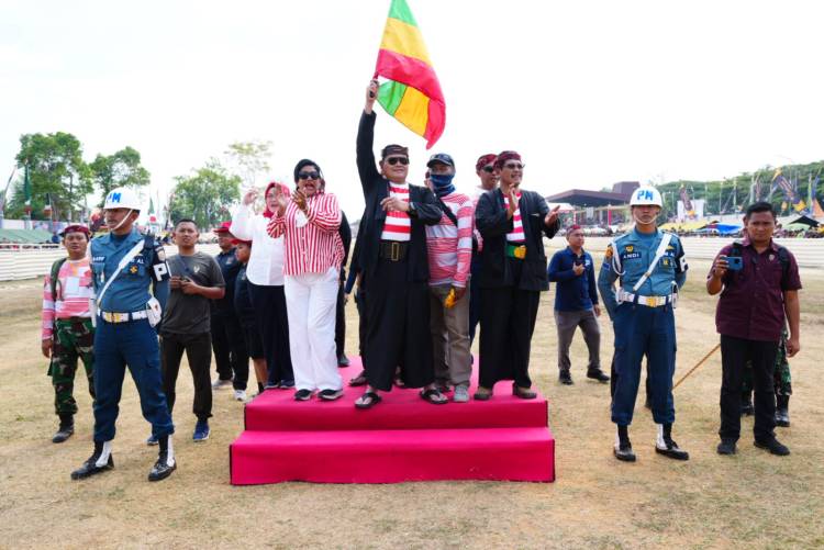 Laksamana Budayawan  Gelar  Pesta Budaya Lomba  Karapan Sapi Panglima TNI Cup