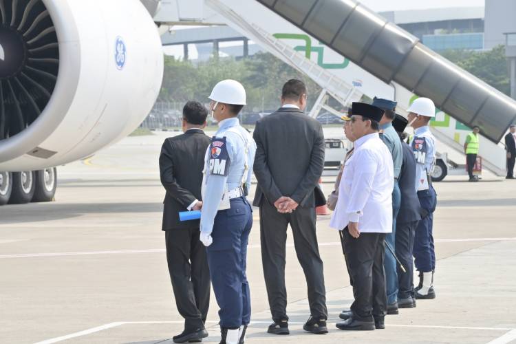 Menhan Prabowo Lepas Keberangkatan Presiden Jokowi ke India