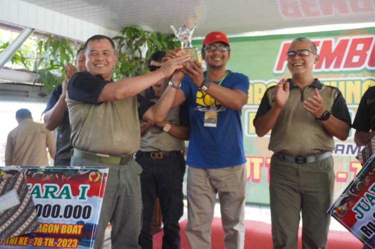 Danrem 032/Wbr Resmi Tutup Festival Peridon Dragon Boat, Tim PODSI Kota Padang Raih Juara 1