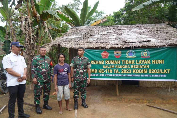Tangis Haru Bapak Dedi, Saat TNI Rehab Rumah Tak Layak Huni Miliknya