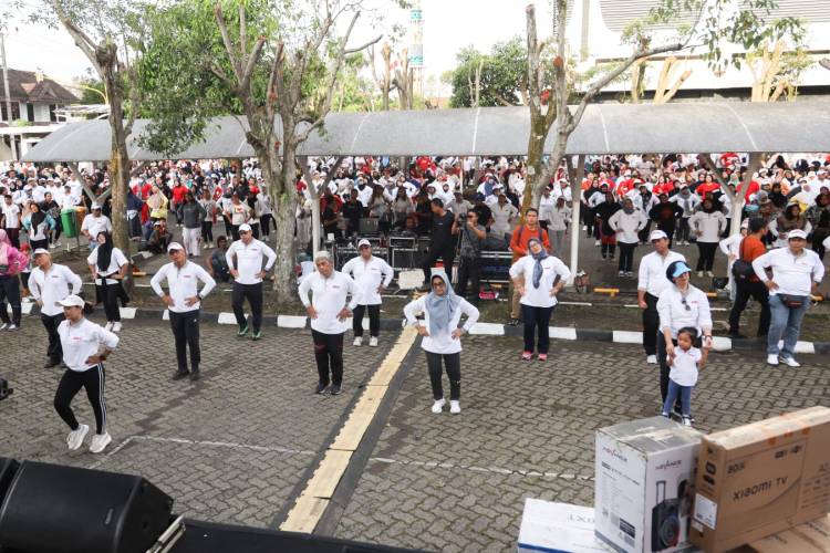 Wali Kota Pematang Siantar Senam Pagi Bersama Masyarakat dan Serahkan NIB kepada Pelaku UMKM