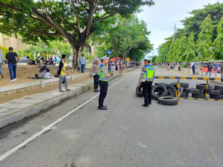 Personel Polres Lhokseumawe Lakukan Pengamanan Drag Bike Tropi Walikota Lhokseumawe
