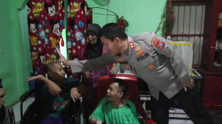 Kapolres Simalungun Kembali Melaksanakan Kunjungan Kasih ke 4 Orang Sekeluarga Menderita Lumpuh Layu