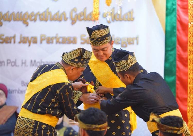 Sah, Kapolda Riau Digelar Datuk Seri