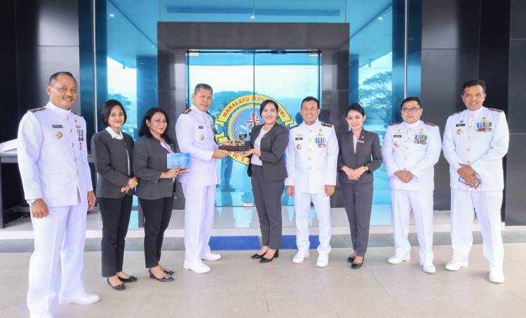 Danlantamal IX Terima Kejutan Spesial dari Kapolda Maluku serta Danlanud Pattimura di Kota Ambon