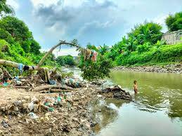 Lantamal I Belawan Blusukan Bersihkan Sampah di Sei Deli