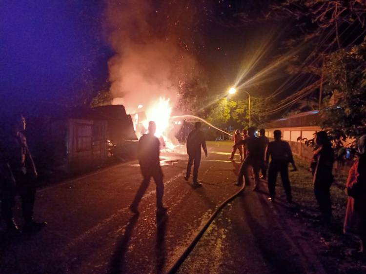 Bangunan Liar Berupa Warung Kopi Terbakar