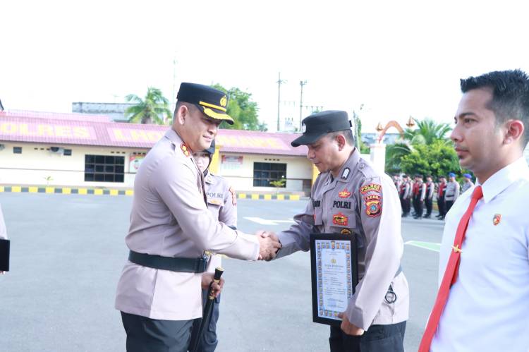 Penghargaan Kepada Personel Humas dan Sat Reskrim Berprestasi
