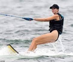 Ivanka Trump Wakeboards Di Miami Dengan One-Piece Kuning Dan Topi Baseball Yang Menakjubkan