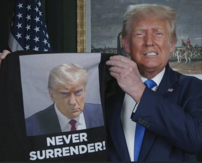 Trump Dengan Bangga Memamerkan T-Shirt Baru  Dengan 1 Cacat Mencolok