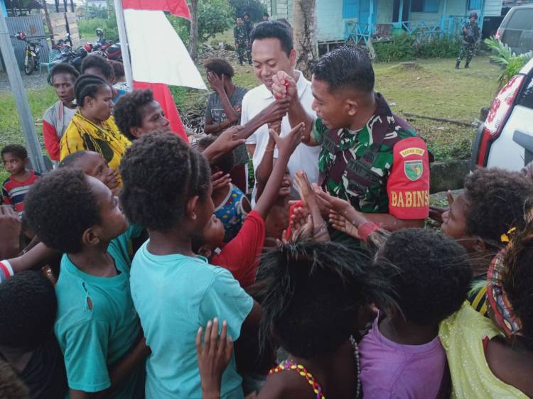 Keceriaan Anak-Anak di Kampung Mawokauw Jaya Saat Babinsa Bagikan Permen