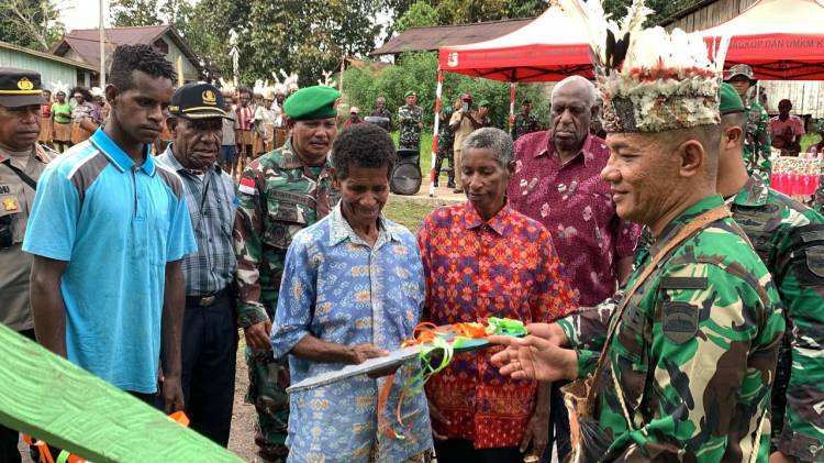 Tangis Haru Nenek Karolina Saat Rumahnya Selesai Di Bedah Oleh Satgas Yonif 125/SMB