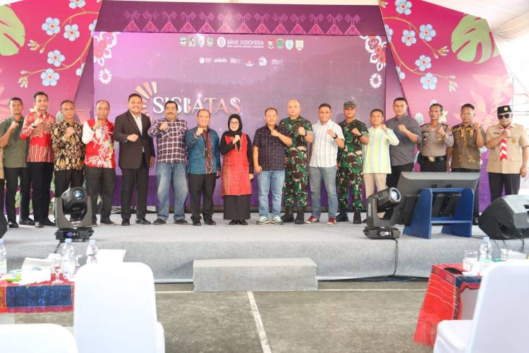 Opening Ceremony Festival SISI BATAS LABUHAN (FSBL) Tahun 2023, Wali Kota  Susanti Kenakan Ulos Merah Produk UMKM