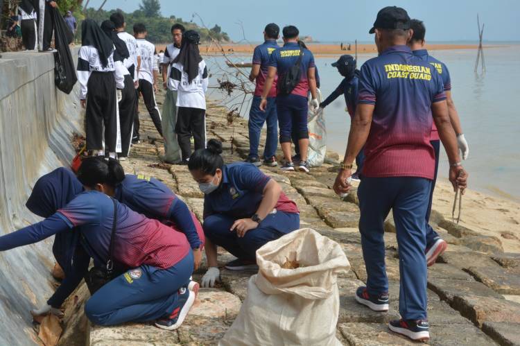 Bakamla RI Turut Ikuti Aksi World Cleanup Day di Pantai Bemban Nongsa Batam