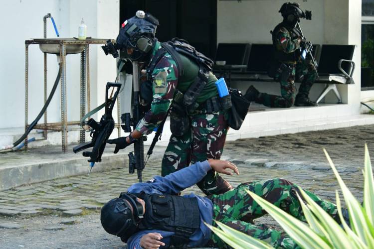 Aksi Memukau Pasukan Khusus Gabungan Rebut Bandara Banyuwangi Dari Tangan Musuh
