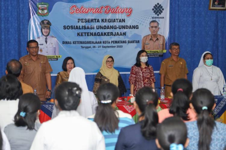 Wali Kota Hadir Sosialisasi hubungan industrial dan UU Ketenagakerjaan di Aula RS Harapan Pematang Siantar.