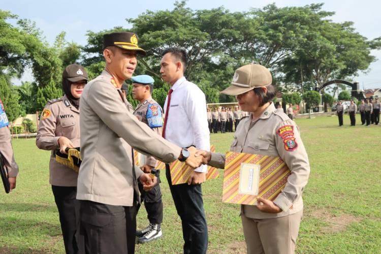 Polres Serdang Bedagai Berikan Penghargaan Kepada Personel  Berprestasi