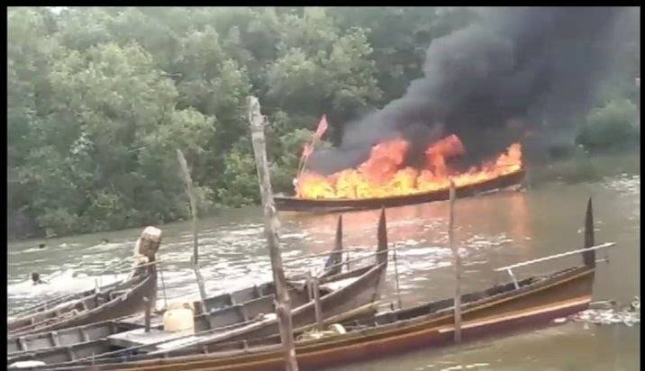 Lagi...!!! Sampan Angkut BBM Ilegal Terbakar di Belawan