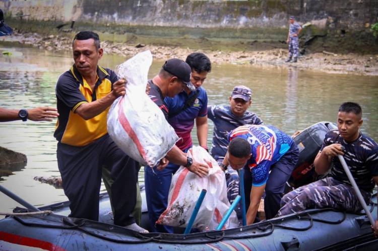 Danlantamal IX Ajak Masyarakat Berperilaku Hidup Bersih dan Sehat Melalui Program Kali Bersih
