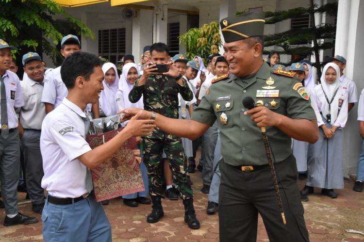 Danrem 023/KS Irup Upacara Bendera di SMAN 3 Sibolga