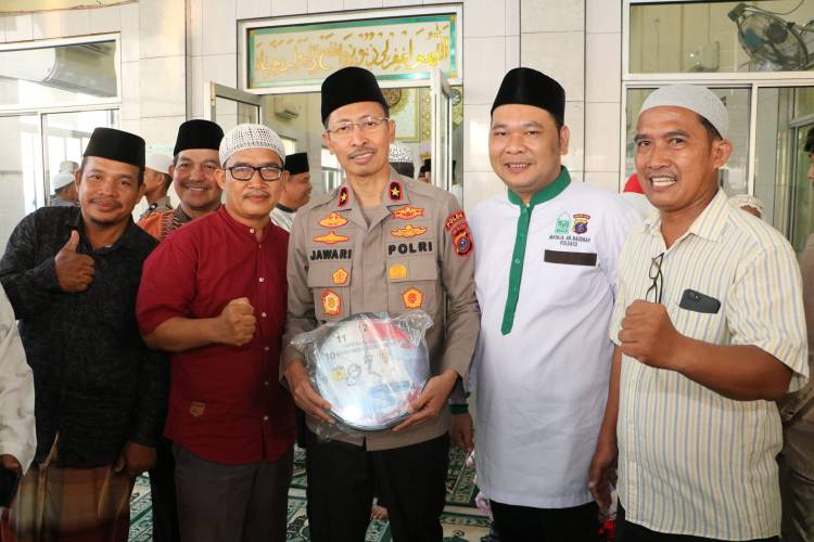 Wakapolda Sumut Melaksanakan Subuh Berjamaah Di Mesjid Ihktibar Di Wilayah Hukum Polsek Patumbak Kampung.