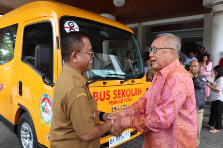 Pemkab Toba Terima Bus Sekolah Dari PT. Growth Steel Group