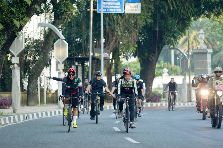 Gowes Keliling Kota, Pj Gubernur Sumut Hassanudin Sapa Masyarakat
