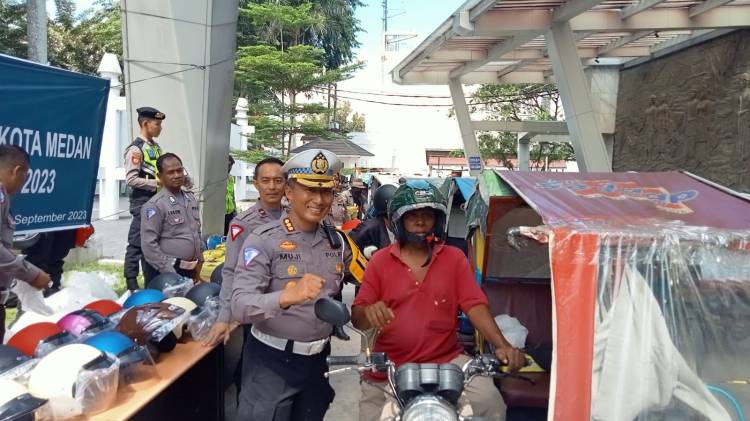 Ditlantas Polda Sumut Bagikan 200 Helm SNI ke Abang Betor, Menjadi Agen Pelopor Keselamatan