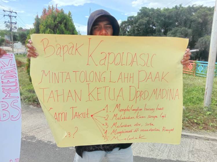 Pendemo Minta Kejatisu "Jangan Bermain - Main Kasus" Tersangka Ketua DPRD Madina