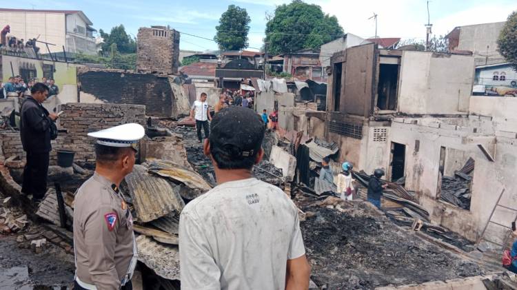25 Unit Rumah Dilalap Sijago Merah, Polres Siantar Olah TKP