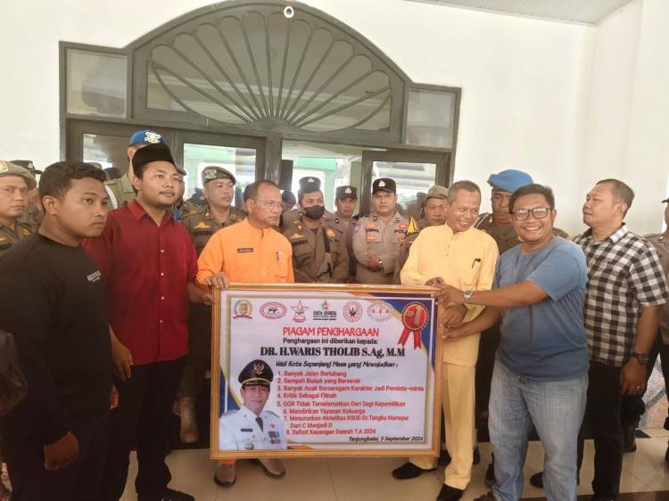 Walikota Tanjungbalai Dapat Hadiah Anak Bebek dan Piagam kritik