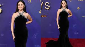 Apakah Selena Gomez Mencoba Memberi Tahu Penampilannya di Karpet Merah Emmy 2024...?