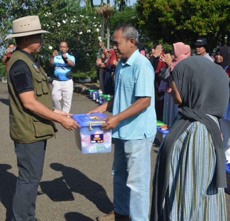 Panglima TNI Bagikan Ratusan Paket Sembako dan Tanam Pohon di PMPP TNI