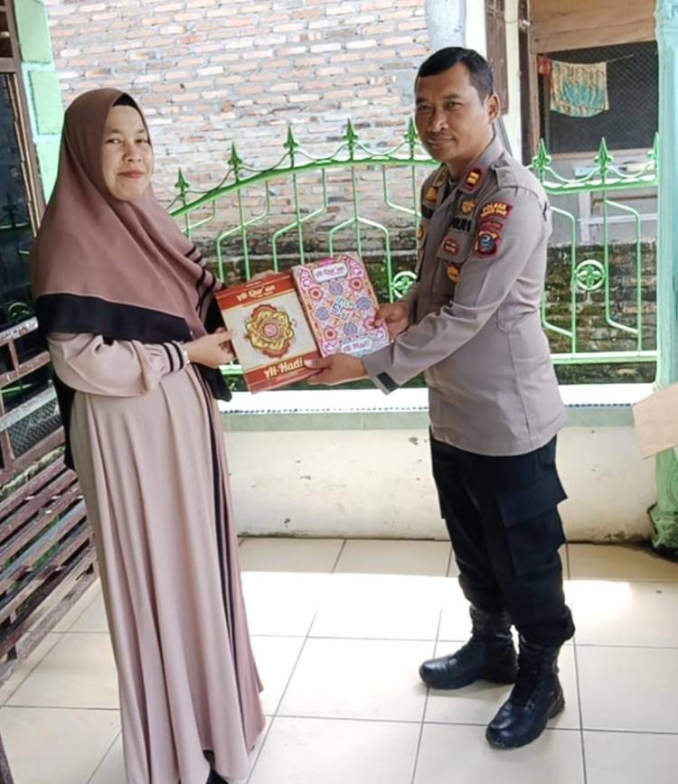 Polsek Teluk Nibung Berbagi Al-Quran dan Dengar Curhat Warga