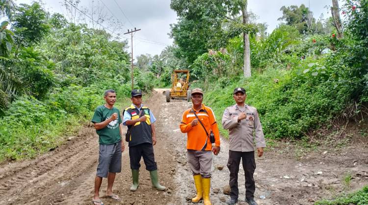 Polsek Raya Kahean Bersama Warga Gotong Royong Perbaiki Jalan di Kaki Gunung Simarsolpah
