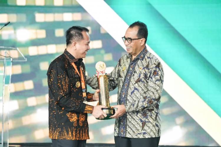 Pj Gubernur Sumut Agus Fatoni Terima Penghargaan Wahana Tata Nugraha Wiratama