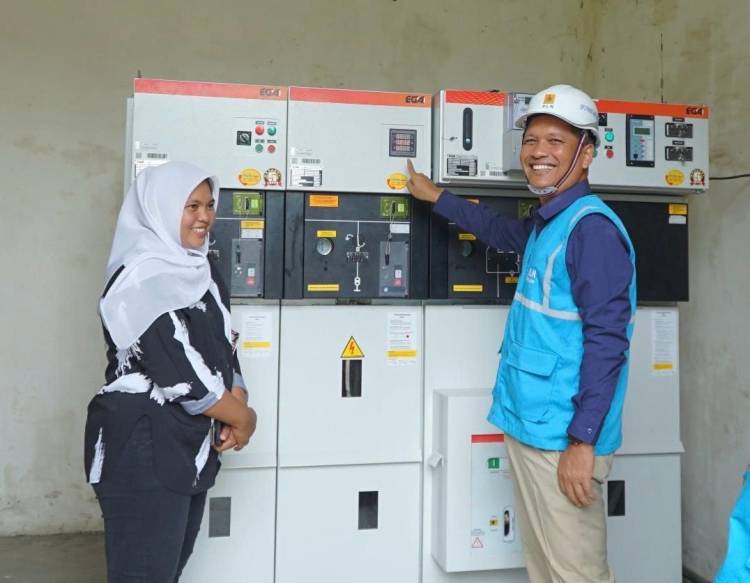 PLN UP3 Pematangsiantar Melakukan Penyalaan One Day Service Pelanggan Tegangan Menengah