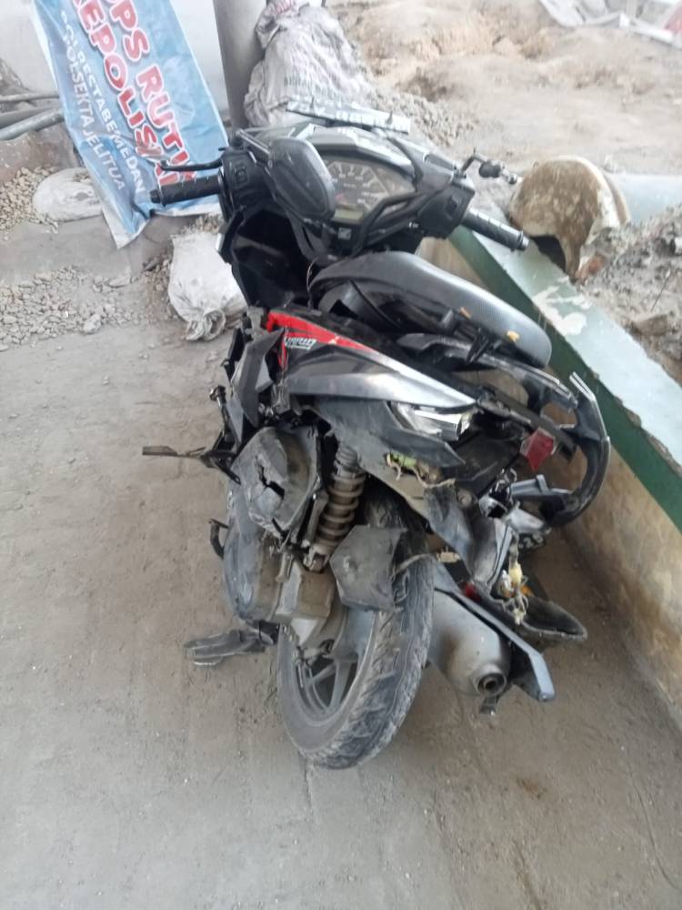 Motor Remuk Dilindas Truk di AH Nasution , Remaja Wanita Lolos dari Maut
