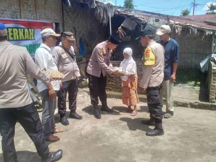 Kapolsek Tanah Jawa Gelar "Minggu Kasih" dan Bagikan Sembako kepada Warga Kurang Mampu