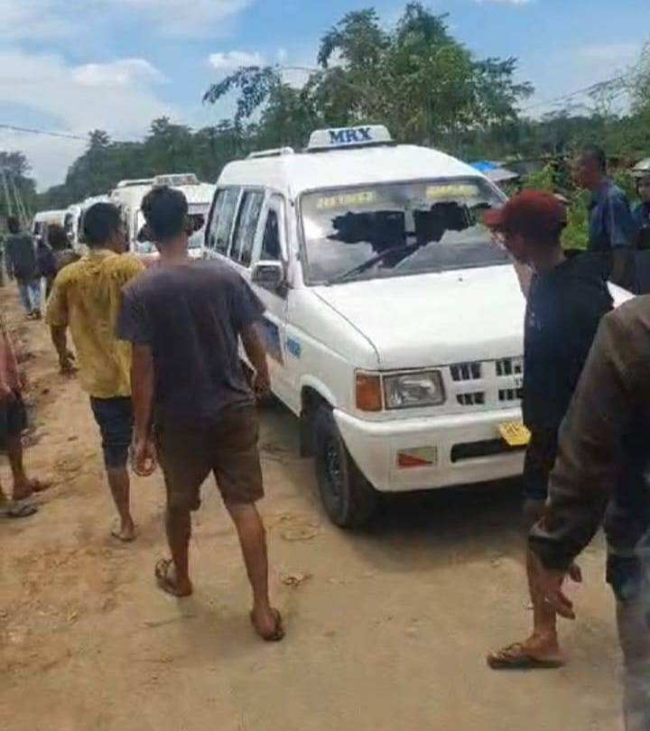 Mobil Angkot Dihancurkan dan Warga Mendapat Ancaman