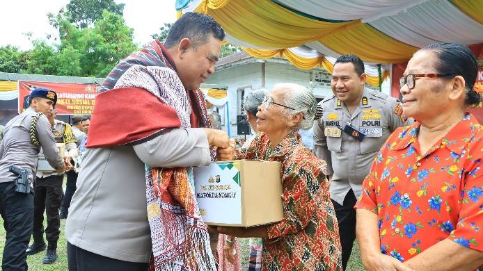 Kapolda Sumut Bagikan 1500 Paket Sembako dan 100  Kacamata Baca untuk Lansia