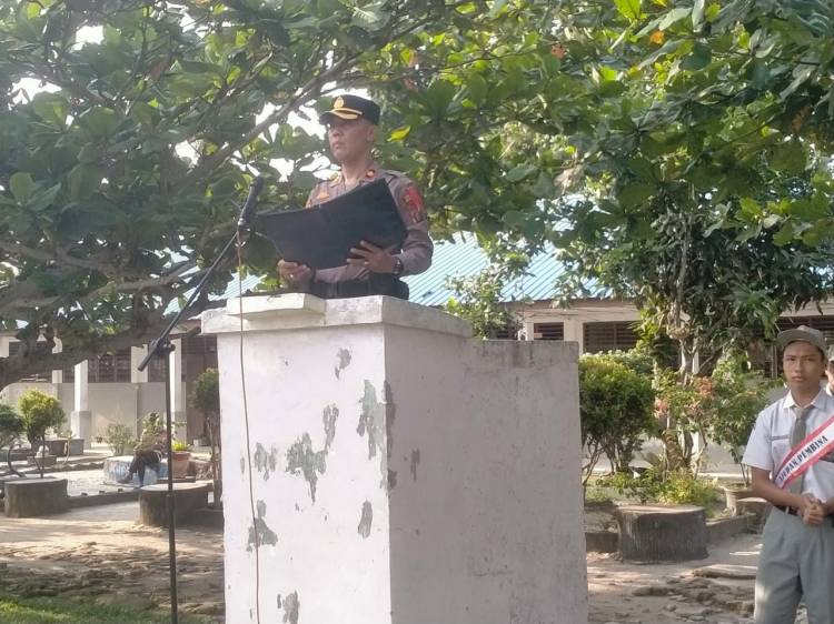 Kapolsek Tanah Jawa Berikan Arahan pada Upacara Bendera di SMAN 1 Tanah Jawa